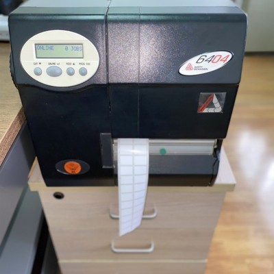 遵義市艾利亮白PET標簽印刷廠-avery dennison 72825T亮白PET聚酯QR二維條碼銘版20*15*2列