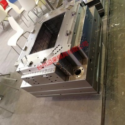 源頭廠家溢豪模具，專業制造研發水果筐模具，周轉箱模具，日用品等各類注塑模具