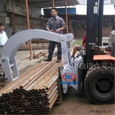 建筑工地建材搬運(yùn)設(shè)備工地建材搬運(yùn)工具叉車(chē)機(jī)械手建材搬運(yùn)叉車(chē)夾抱機(jī)建筑工地鋼管腳手架搬運(yùn)叉車(chē)抱夾鋼管腳手架裝卸叉車(chē)貨叉抱臂